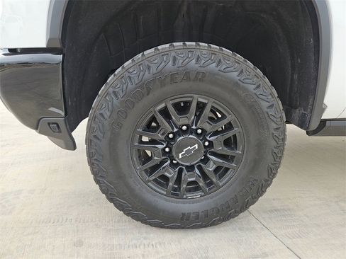 Used 2025 Chevrolet Silverado 2500 ZR2 w/ Technology Package image 8