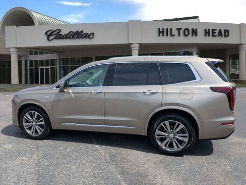 Used 2022 Cadillac XT6 Premium Luxury w/ Technology Package AWD/4WD image 3