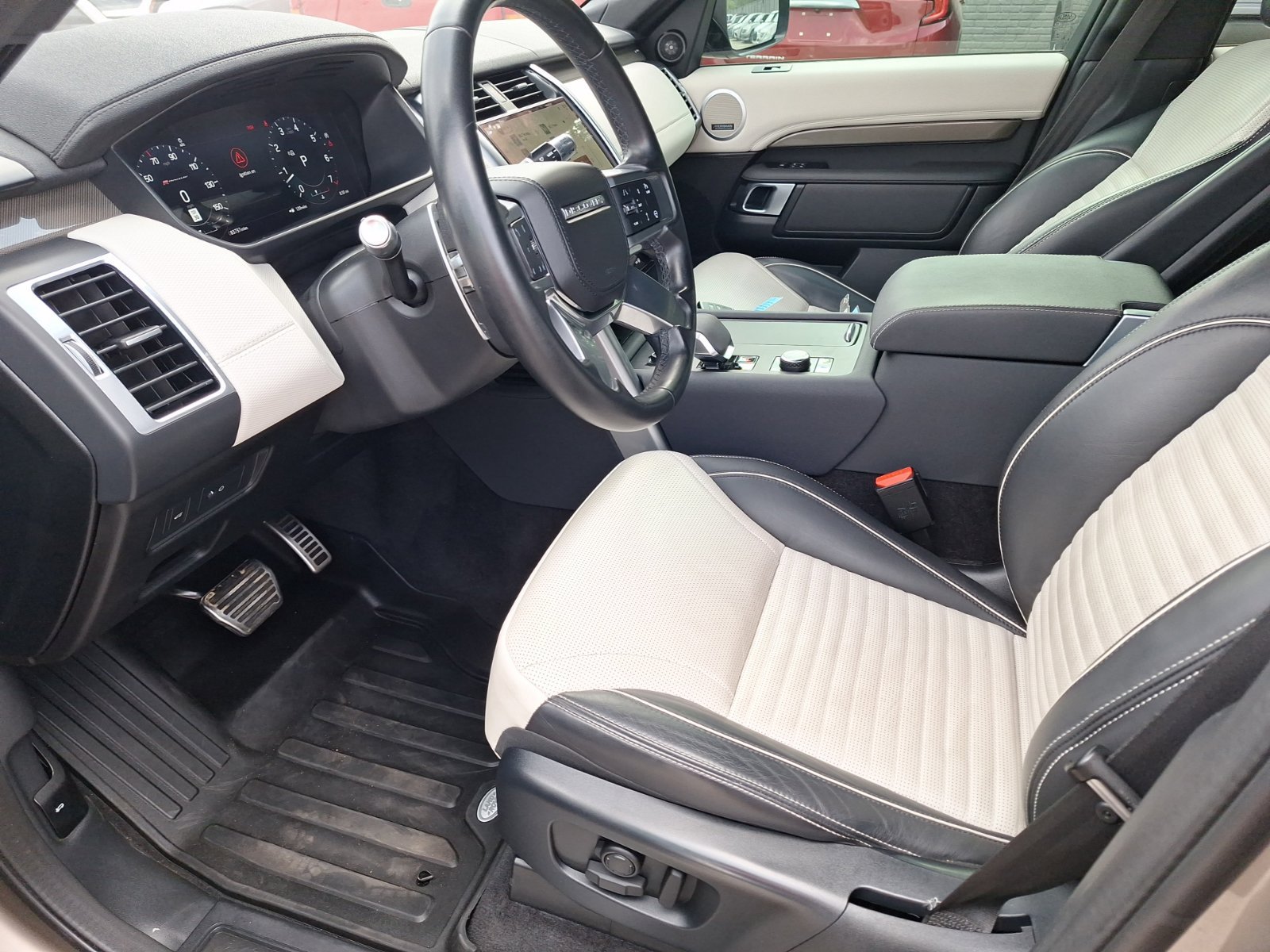 Used 2021 Land Rover Discovery HSE R-Dynamic AWD/4WD image 17