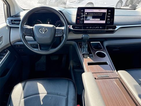 Used 2022 Toyota Sienna LE image 25