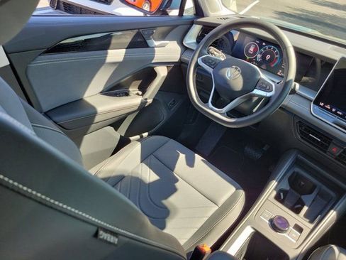 Certified 2025 Volkswagen Tiguan SE image 3