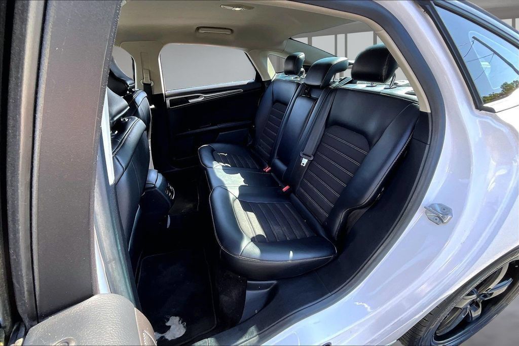 Used 2017 Ford Fusion SE w/ Equipment Group 201A FWD image 25