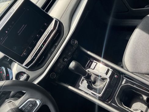 Used 2025 Jeep Compass Limited image 18