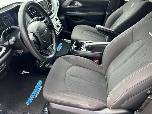 Used 2020 Chrysler Pacifica Touring w/ S Appearance Package FWD image 12