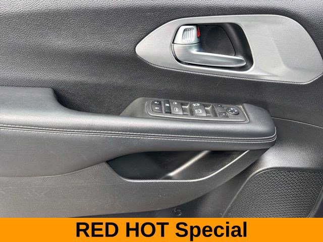 Used 2023 Chrysler Pacifica Touring FWD image 13