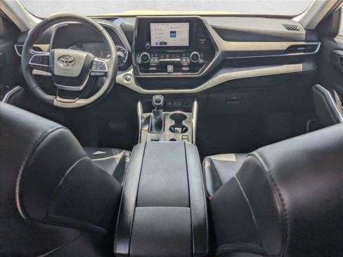 Used 2023 Toyota Highlander XLE FWD image 16