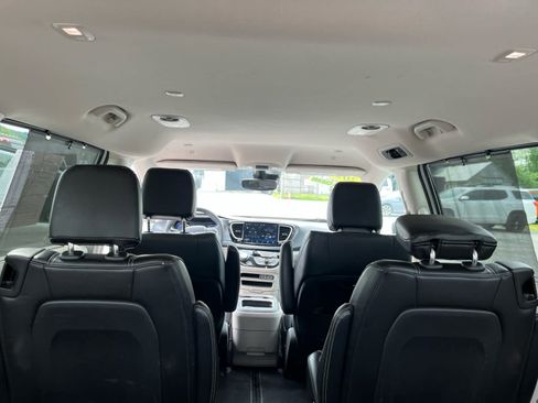Used 2023 Chrysler Pacifica Touring-L FWD image 27