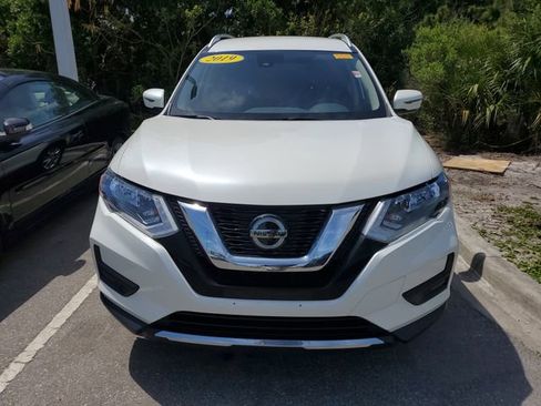 Used 2019 Nissan Rogue SV image 2
