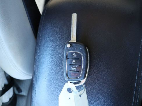 Used 2017 Hyundai Santa Fe SE image 20