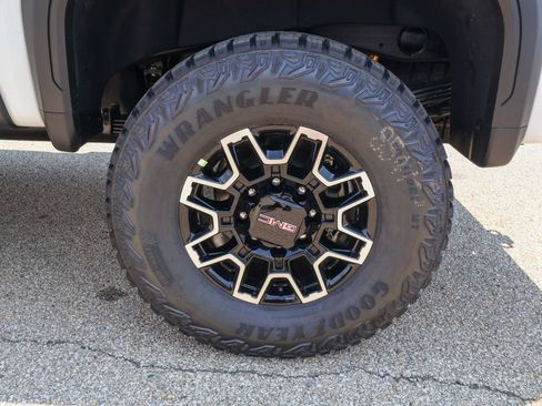 New 2026 GMC Sierra 2500 AT4X w/ LPO, Black Badging Package AWD/4WD image 38