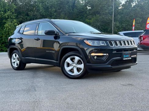 Used 2018 Jeep Compass Latitude w/ Popular Equipment Group FWD image 2