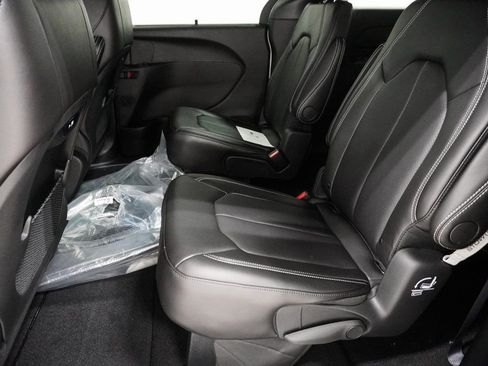 New 2026 Chrysler Pacifica Select image 16