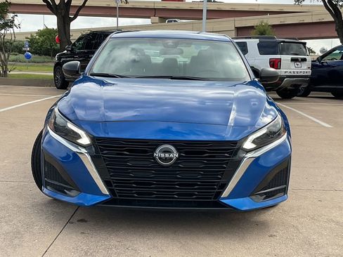 Used 2025 Nissan Altima 2.5 SV FWD image 2