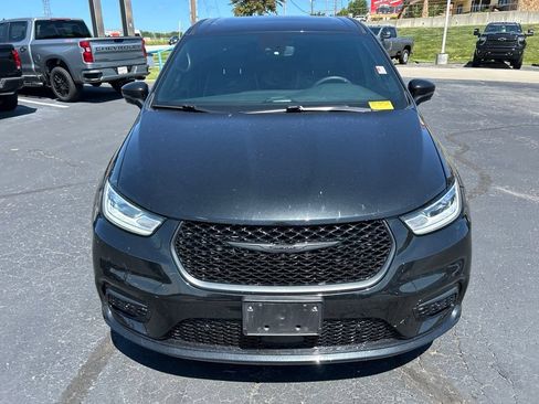 Used 2022 Chrysler Pacifica Limited w/ S Appearance Package FWD image 2