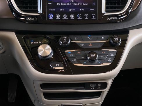 Used 2017 Chrysler Pacifica Touring-L image 9
