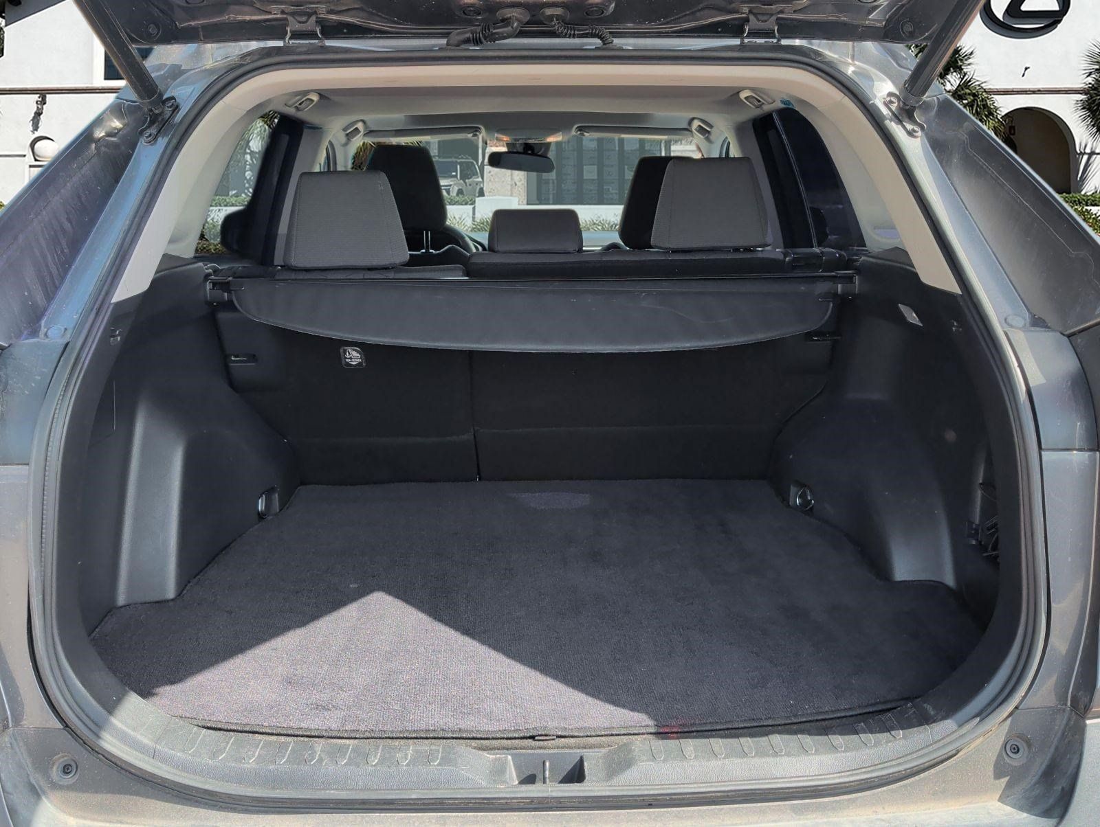 Used 2021 Toyota RAV4 XLE w/ Convenience Package FWD image 28