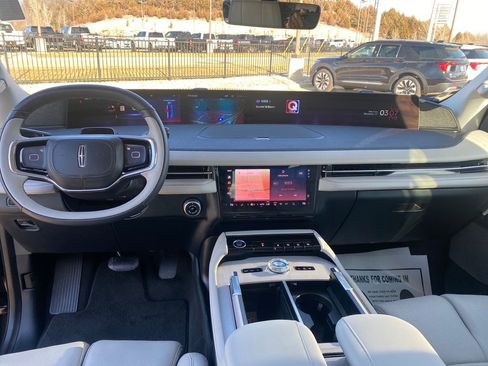 Used 2025 Lincoln Navigator Reserve image 13