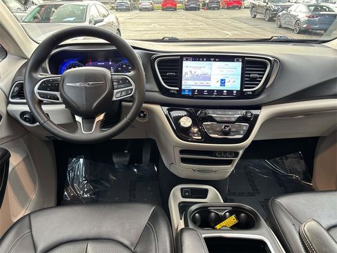 Used 2024 Chrysler Pacifica Touring-L image 15