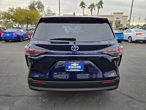 Used 2024 Toyota Sienna LE image 5