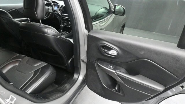 Used 2020 Jeep Cherokee Limited FWD image 10