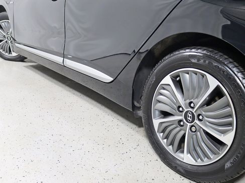 Used 2020 Hyundai Ioniq SE image 12