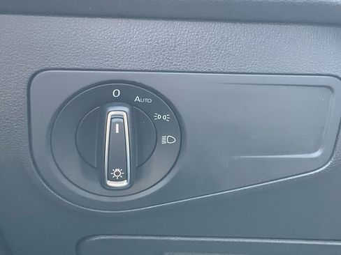 Used 2019 Volkswagen Tiguan SE w/ Panoramic Sunroof Package image 14