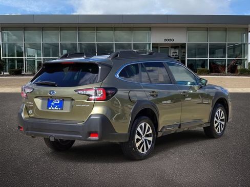 Used 2025 Subaru Outback Premium AWD/4WD image 4