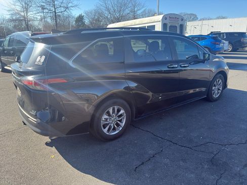 Used 2021 Toyota Sienna XLE image 7
