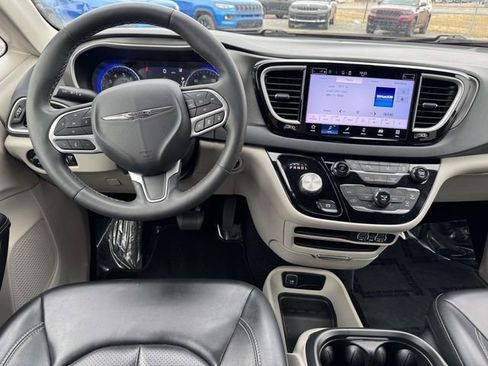 Used 2023 Chrysler Pacifica Touring-L image 2