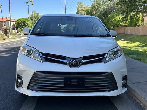 Used 2020 Toyota Sienna XLE Premium FWD image 3