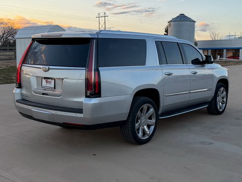 Used 2019 Cadillac Escalade ESV Premium Luxury image 6