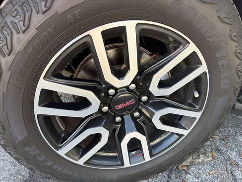 Used 2024 GMC Yukon XL AT4 w/ Technology Package AWD/4WD image 5
