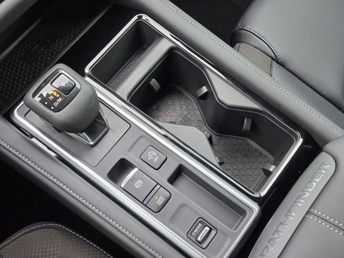 New 2025 Nissan Pathfinder SL image 18