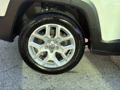 Used 2018 Jeep Renegade Latitude FWD image 11