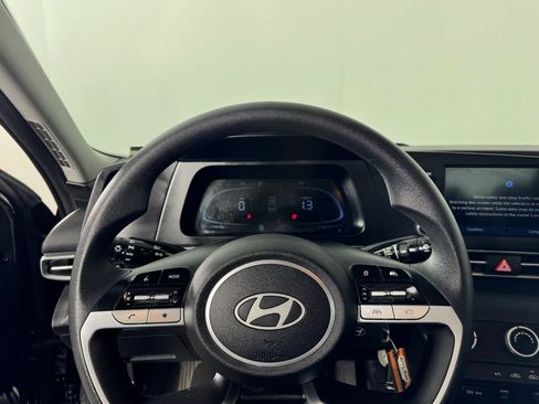 Used 2025 Hyundai Elantra SE image 19