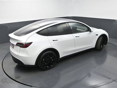 Used 2024 Tesla Model Y Long Range image 33