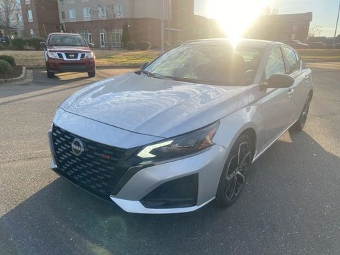 Used 2024 Nissan Altima 2.5 SR image 3