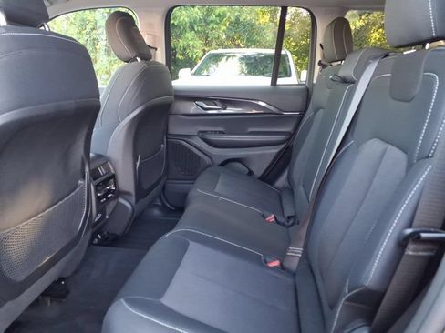 Used 2023 Jeep Grand Cherokee Laredo AWD/4WD image 16