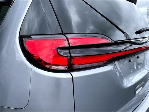 Used 2021 Chrysler Pacifica Touring-L FWD image 25