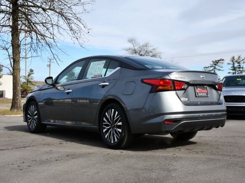 Used 2024 Nissan Altima 2.5 SV image 5