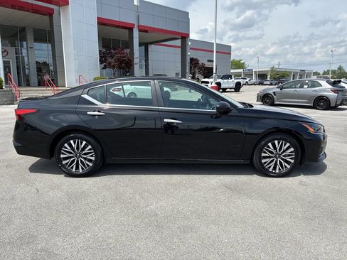 Used 2025 Nissan Altima 2.5 SV FWD image 2