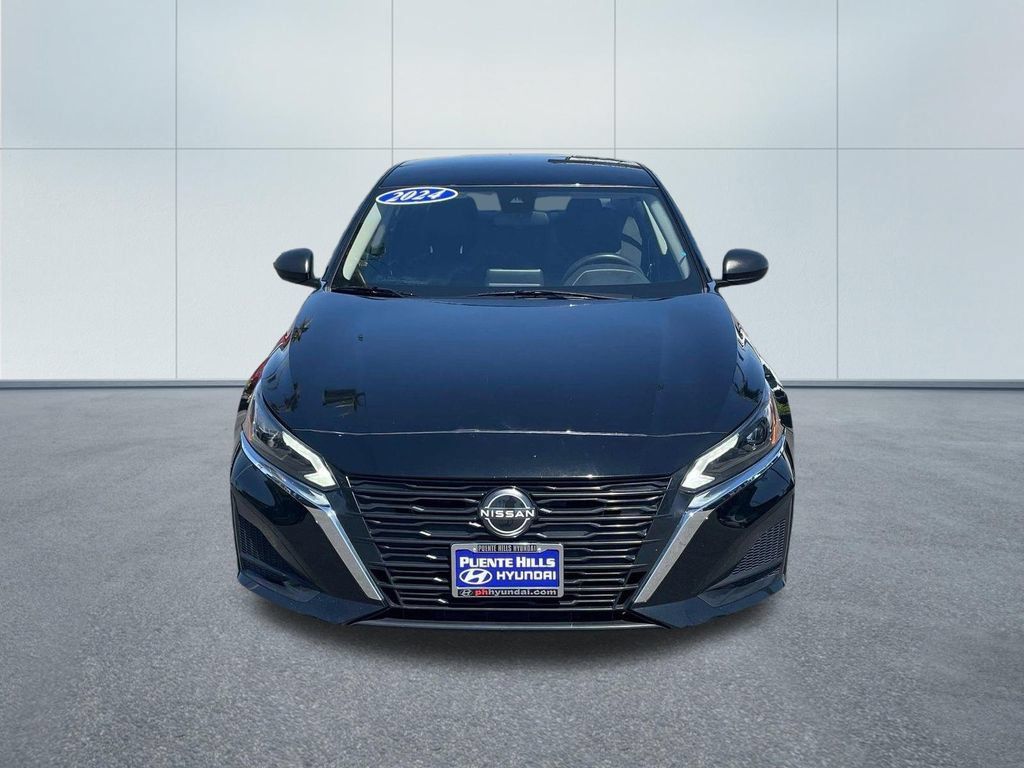 Used 2024 Nissan Altima 2.5 SV FWD image 2