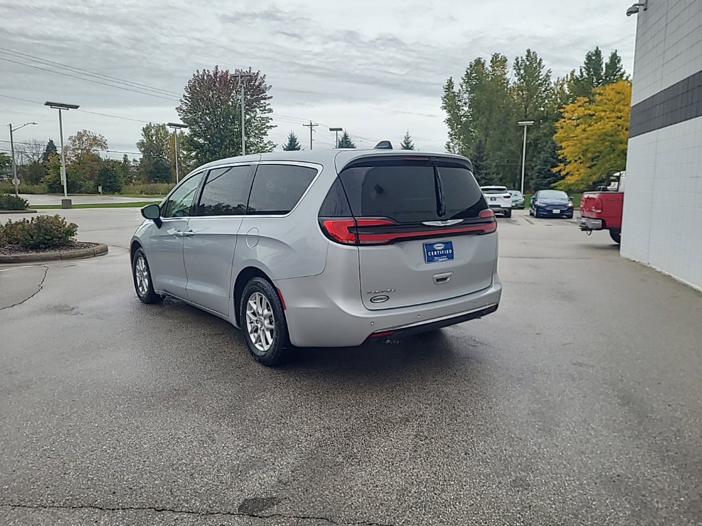 Used 2024 Chrysler Pacifica Touring-L FWD image 3