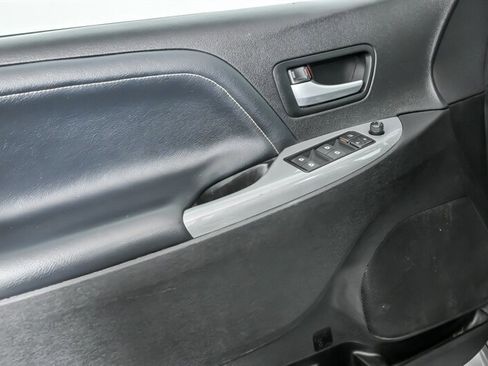 Used 2016 Toyota Sienna SE w/ SE Preferred Package FWD image 13