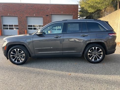 Used 2023 Jeep Grand Cherokee Overland image 2