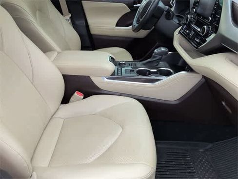 Used 2021 Toyota Highlander Limited image 23