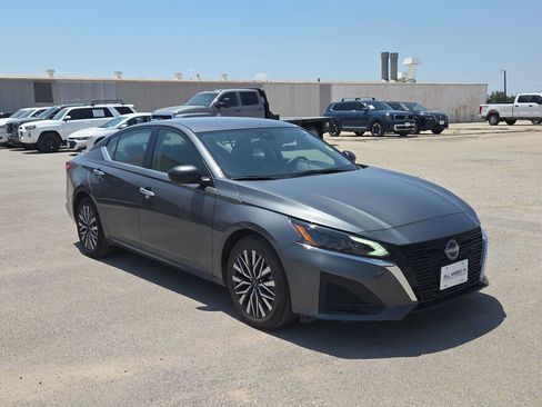 Used 2025 Nissan Altima 2.5 SV FWD image 2