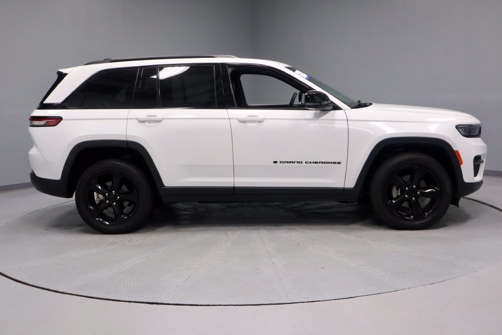 Used 2023 Jeep Grand Cherokee Altitude AWD/4WD image 12