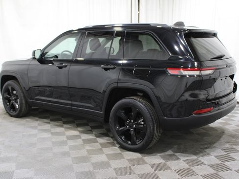 Used 2023 Jeep Grand Cherokee Limited w/ Black Appearance Package image 45