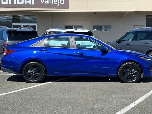 Used 2023 Hyundai Elantra SEL FWD image 2